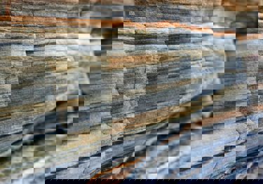 Rock in shifting colours